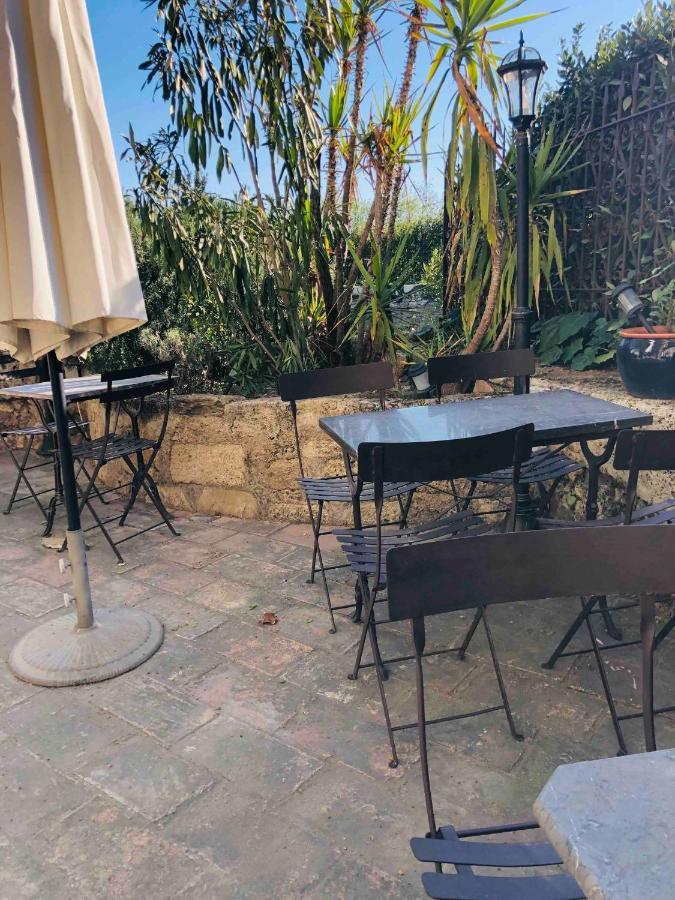 Au Bout Du Pre Hotel Pezenas Bagian luar foto