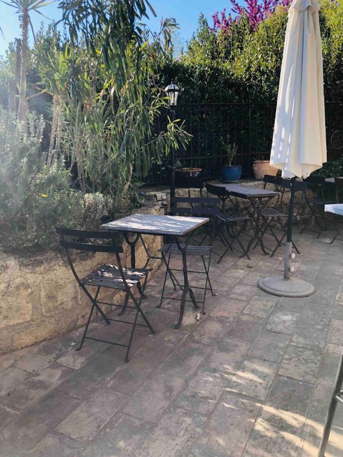 Au Bout Du Pre Hotel Pezenas Bagian luar foto