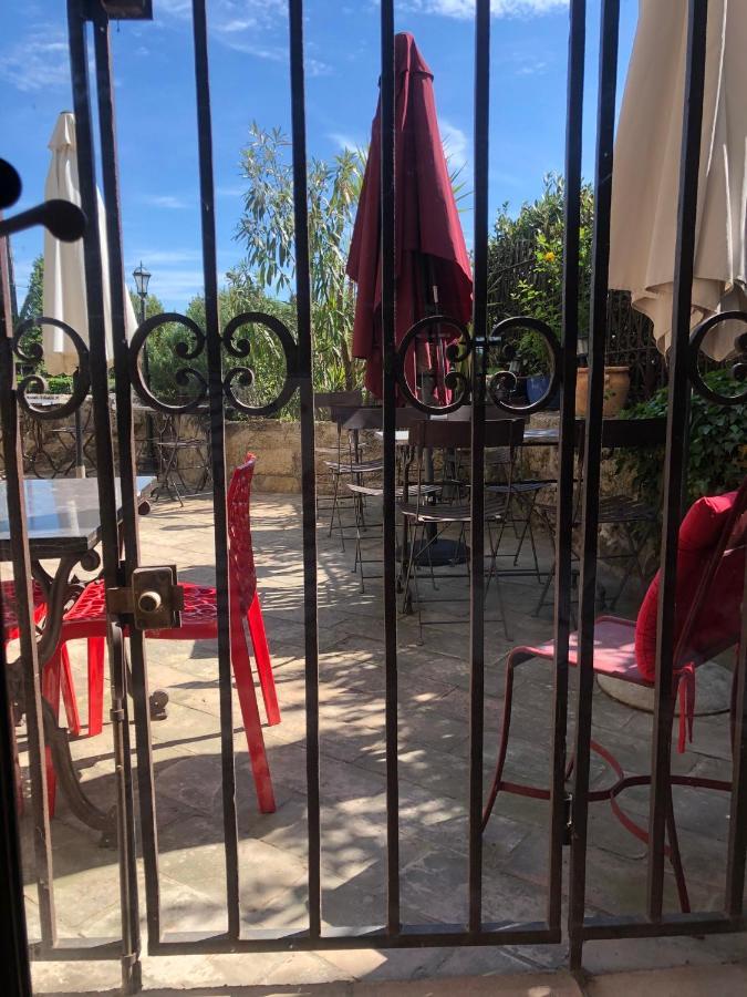 Au Bout Du Pre Hotel Pezenas Bagian luar foto