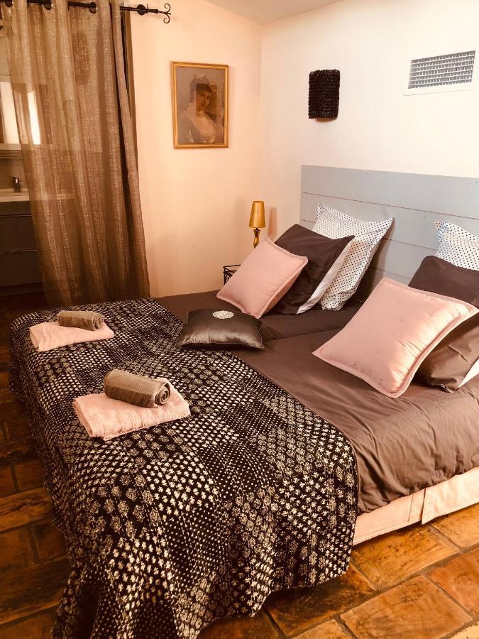 Au Bout Du Pre Hotel Pezenas Bagian luar foto