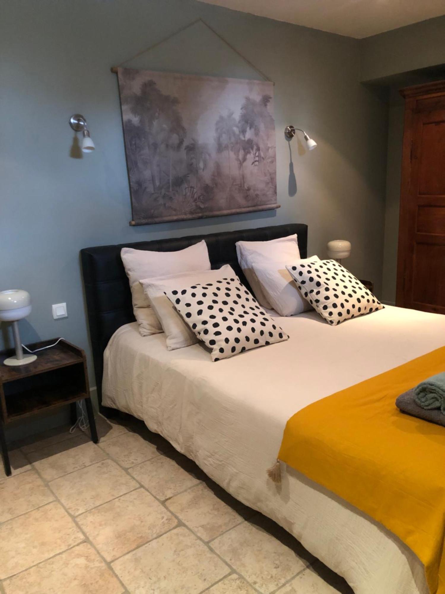 Au Bout Du Pre Hotel Pezenas Bagian luar foto